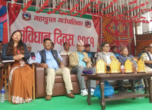 संविधान सम्बन्धी अन्तरक्रिया कार्यक्रममा उपस्थित प्रमुख जिल्ला अधिकारी तुलसी बहादुर श्रेष्ठ