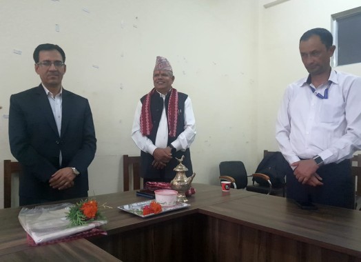 निजामती सेवामा २९ वर्ष १० दिन नेपाल सरकारको विभिन्न निकायमा अनवरत रुपमा सेवा गरी  मिति २०८३ भाद्र ०४ गतेदेखि अनिवार्य अवकाश हुन लाग्नु भएका ना.सु.यादव प्रसाद मिश्रलाई कदर पत्र प्रदान गर्नु हुदै प्रमुख जिल्ला अधिकारी नरहरि घिमिरे