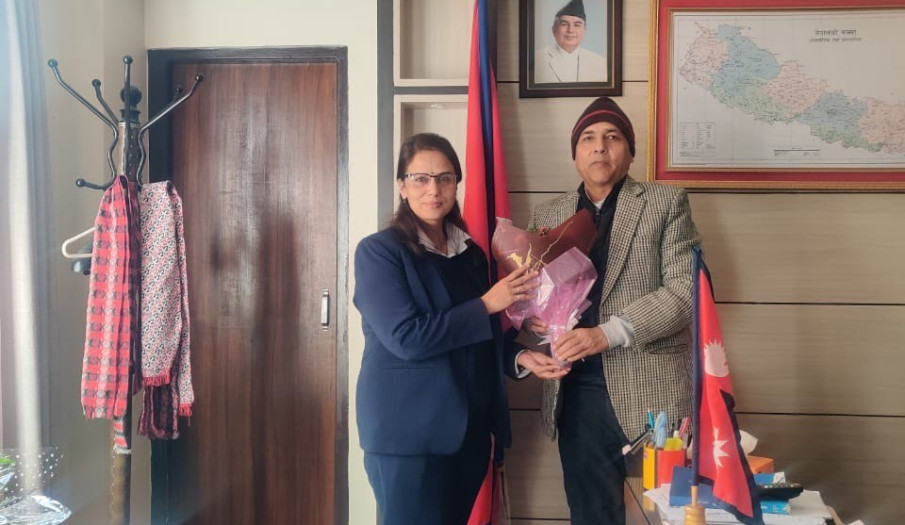 प्रमुख जिल्ला अधिकारी प्रेम प्रसाद भट्टराई द्धारा सहायक प्रमुख जिल्ला अधिकारी सुप्रभा खनाल ढुंगेलको कार्यालयमा स्वागत