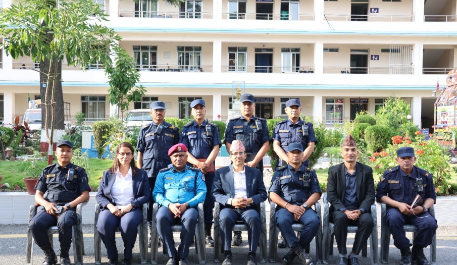 जिल्ला प्रहरी परिसर ललितपुरको निरीक्षण गर्नु हुदै प्रमुख जिल्ला अधिकारी र सहायक प्रमुख जिल्ला अधिकारी