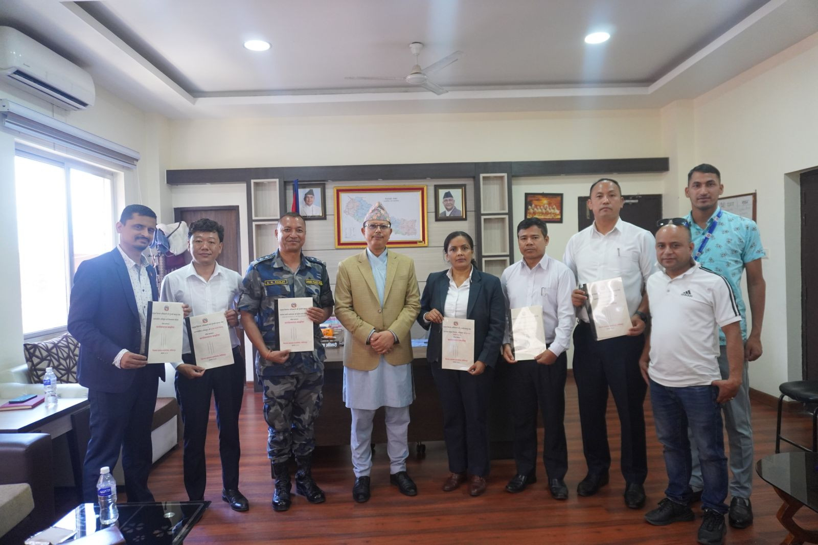 सार्वजनिक  प्रशासनलाई जिम्मेवार, प्रतिवद्ध, कानून कार्यान्वयनमा दृढ, प्रकृयामा सरलीकरण र पारदर्शी एवम् नतिजा उन्मुख बनाउन प्रमुख जिल्ला अधिकारी र श्रीमान् गृह सचिवज्यू बीच कार्यसम्पादन-सम्झौता बमोजिमको  ललितपुरका प्रमुख जिल्ला अधिकारी श्री तुलसी बहादुर श्