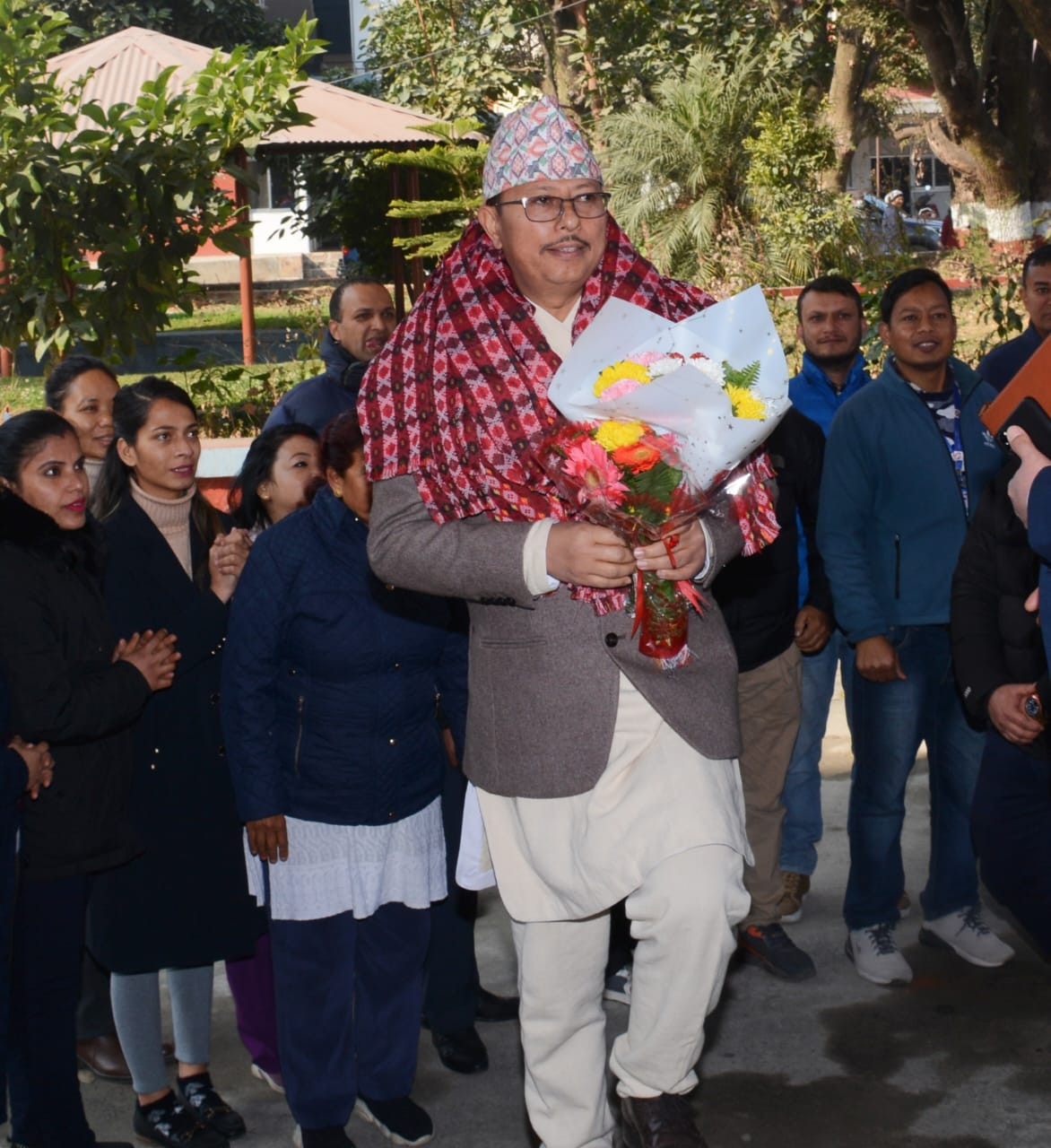 प्रमुख जिल्ला अधिकारी श्री तुलसी बहादुर श्रेष्ठज्यूलाई कार्यालय परिसरमा स्वागत गर्दै प्रहरी बरिष्ठ उपरीक्षक शेखर खनालज्यू र सहायक प्रमुख जिल्ला अधिकारी अमर दिप सुनुवार