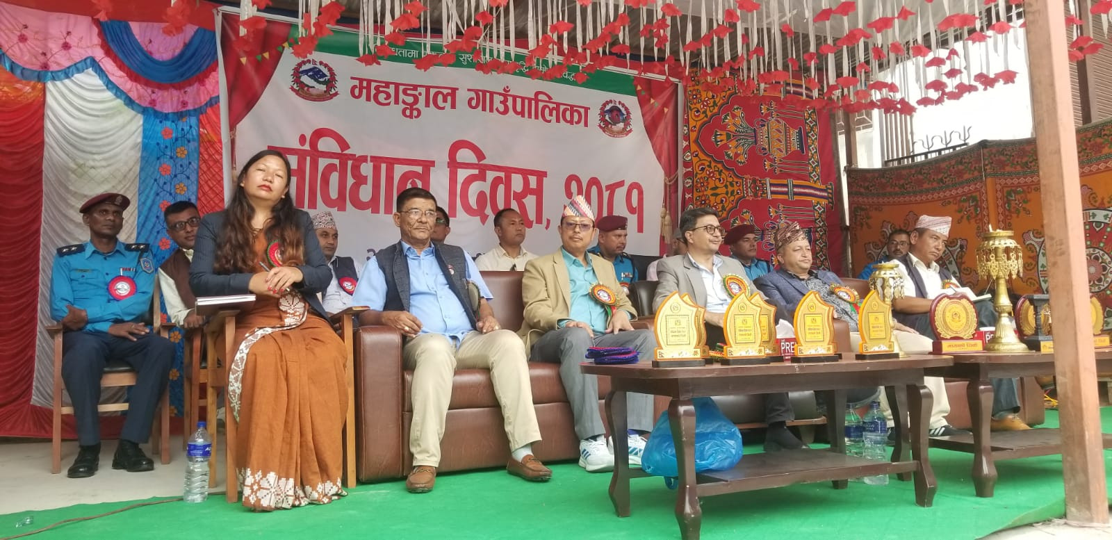 संविधान (राष्ट्रिय) दिवस २०८१ को  अवसरमा महाँँकाल गाउँपालिकामा मिति २०८१ आश्विन ४ गते भएको संविधान सम्बन्धी अन्तरक्रिया कार्यक्रममा उपस्थित प्रमुख जिल्ला अधिकारी तुलसी बहादुर श्रेष्ठ लगायत
