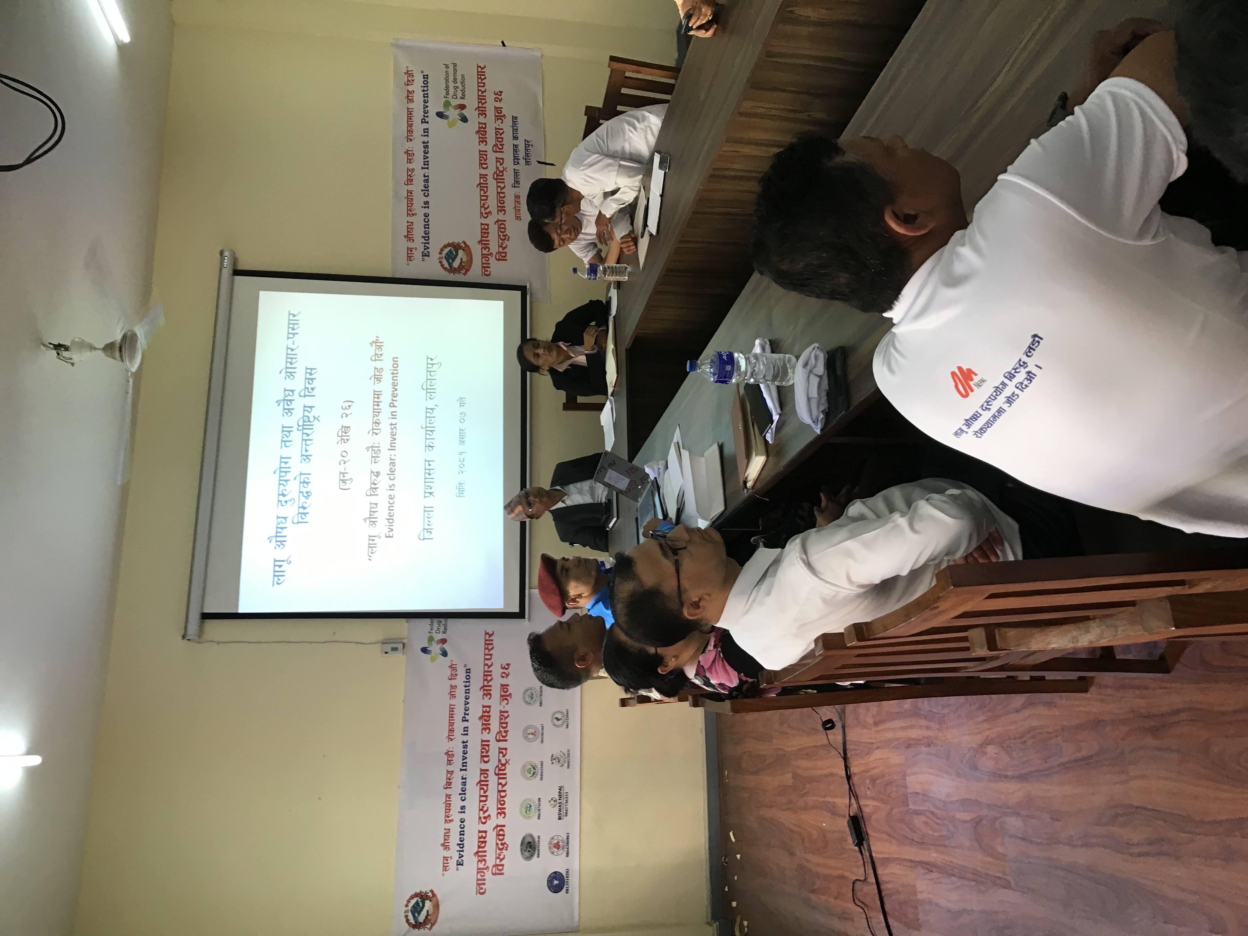 लागू औषध विरुद्ध लडौः रोकथाममा जोड दिऔं भन्ने मूल नाराका साथ प्रमुख जिल्ला अधिकारी तुलसी बहादुर श्रेष्ठको संयोजकत्वमा लागू ओषध ओसार पसार सम्बन्धि कार्यक्रम