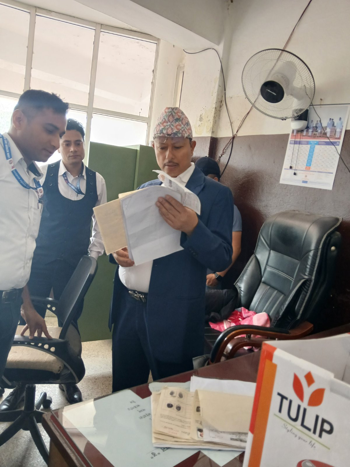 कार्यालय निरीक्षणको क्रममा भूमिसुधार तथा मालपोत र नापी कार्यालय ललितपुरमा प्रमुख जिल्ला अधिकारी तुलसी बहादुर श्रेष्ठ र  सहायक प्रमुख जिल्ला अधिकारी कल्पना घिमिरे नेपाल