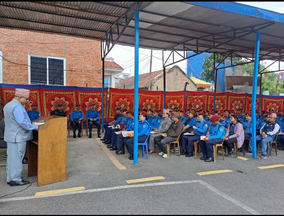 प्रमुख जिल्ला अधिकारी श्री रुद्रप्रसाद पण्डितज्यूबाट जिल्ला प्रहरी परिसर ललितपुरको निरीक्षण गरी सुरक्षा निकायका प्रमुखहरुलाई निर्देशन दिनु हुदै