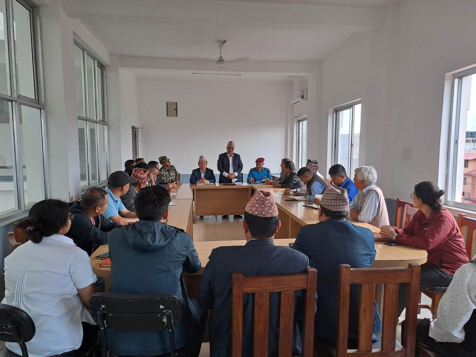 आज मिति २०८० साल जेष्ठ १८ गते प्रमुख जिल्ला अधिकारी श्री रुद्रप्रसाद पण्डितज्यूको अध्यक्षतामा बसेको जिल्लास्थित राजनीतिक दलका प्रमुखज्यूहरुको सहभागितामा शान्ति सुरक्षा व्यवस्थापनका विषयमा छलफल सम्बन्धी बैठक सम्पन्न भयो ।